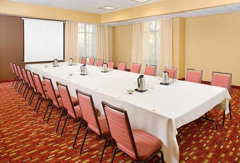 Отель Courtyard By Marriott Sacramento Midtown