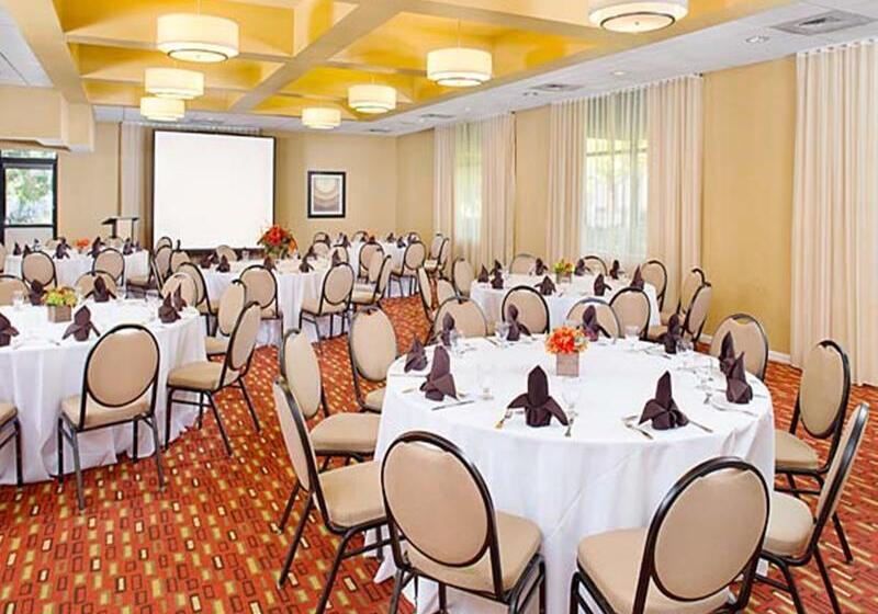 Отель Courtyard By Marriott Sacramento Midtown