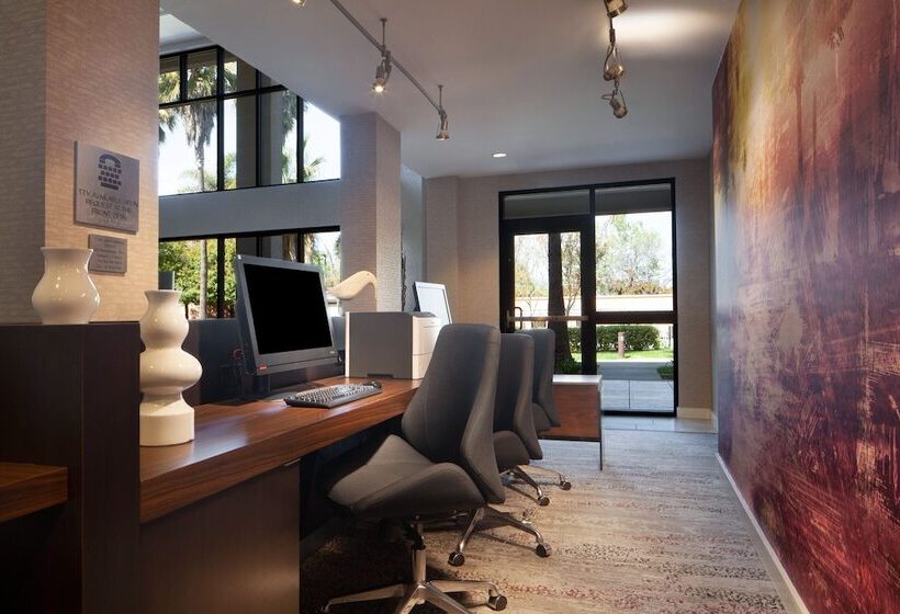 فندق Courtyard By Marriott Oakland Airport