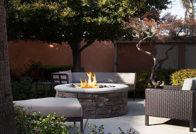 فندق Courtyard By Marriott Oakland Airport