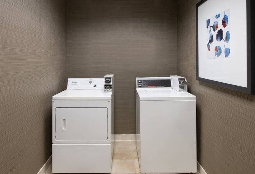 فندق Courtyard By Marriott Oakland Airport