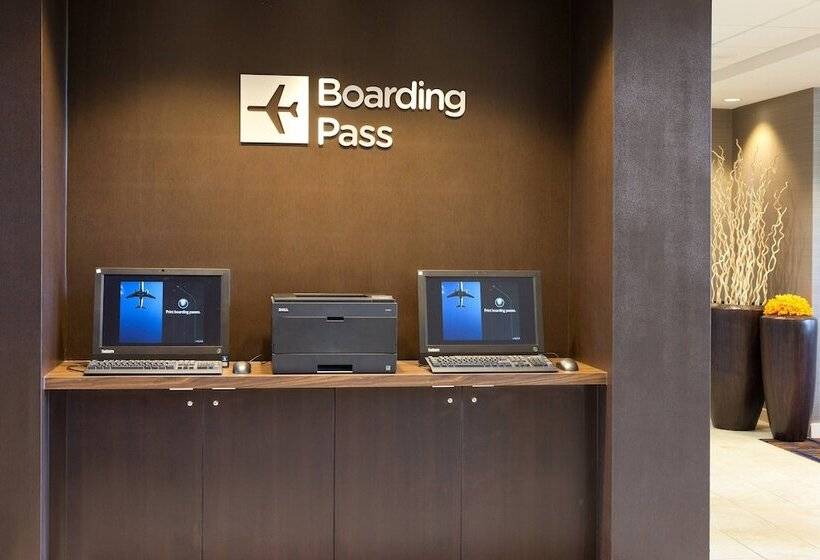 فندق Courtyard By Marriott Oakland Airport