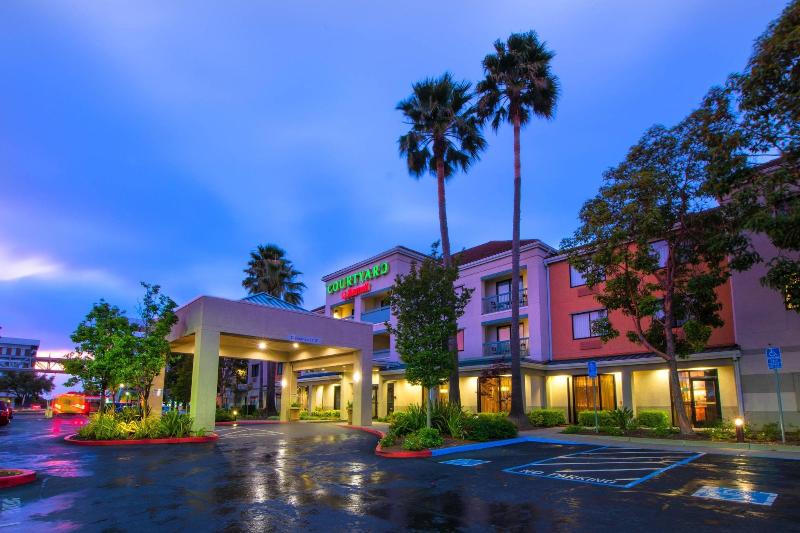 فندق Courtyard By Marriott Oakland Airport