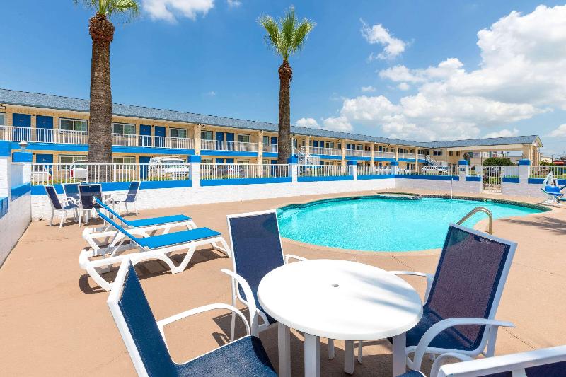 בית מלון כפרי Days Inn By Wyndham Baytown Tx