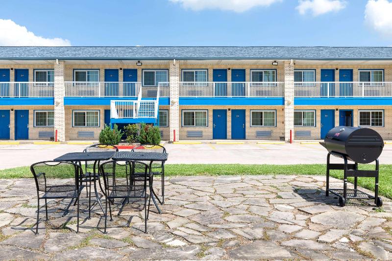 בית מלון כפרי Days Inn By Wyndham Baytown Tx