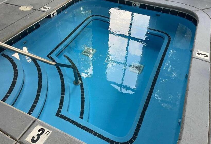 فندق Days Inn & Suites By Wyndham Murfreesboro