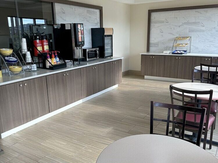 בית מלון כפרי Days Inn & Suites By Wyndham Opelousas