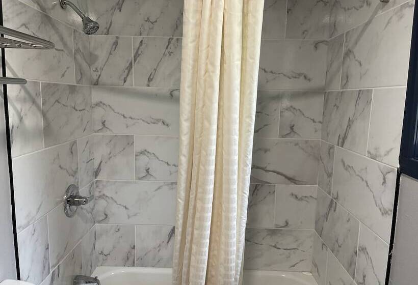 هتل Golden Hill Inndanbury