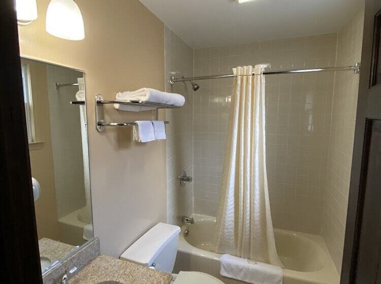 هتل Golden Hill Inndanbury