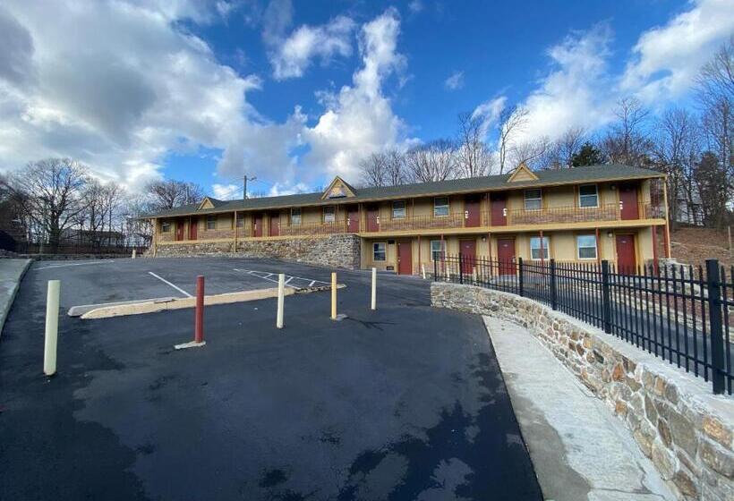 هتل Golden Hill Inndanbury