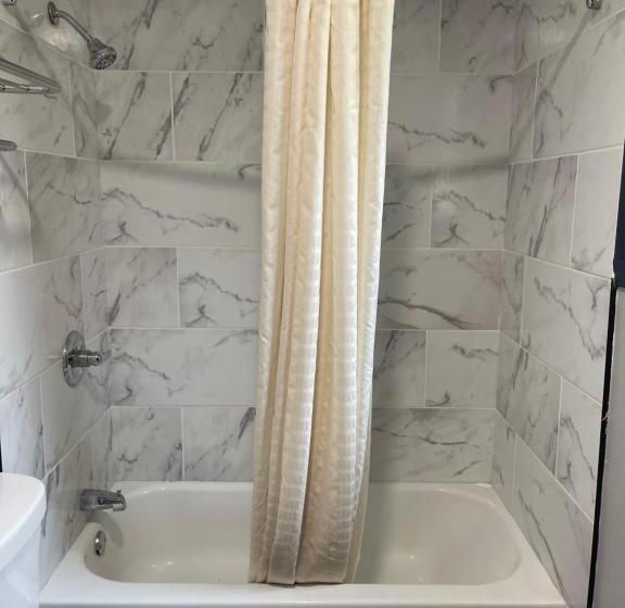 هتل Golden Hill Inndanbury