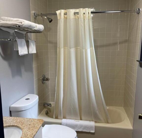 هتل Golden Hill Inndanbury