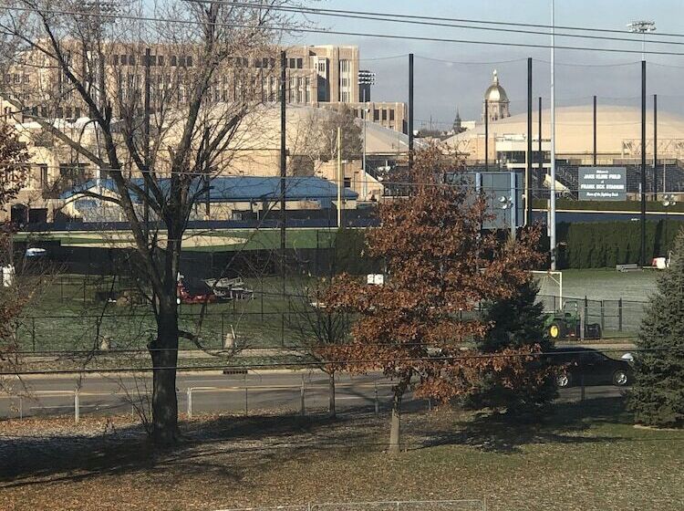 هتل Ivy Court Inn And Suites