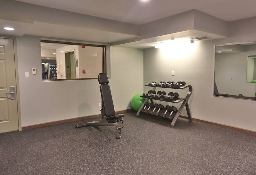 هتل Ivy Court Inn And Suites