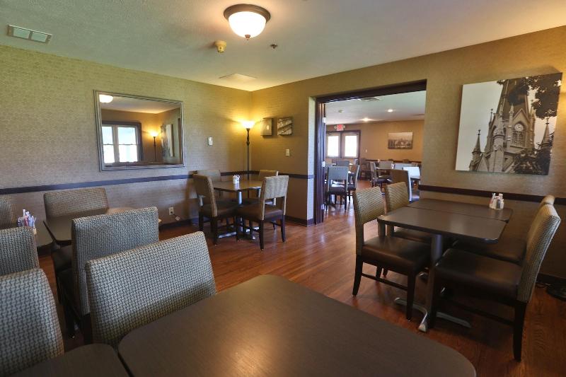 هتل Ivy Court Inn And Suites