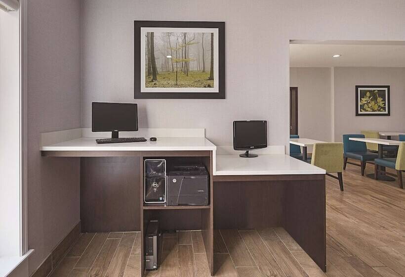 هتل La Quinta Inn & Suites By Wyndham Central Point  Medford