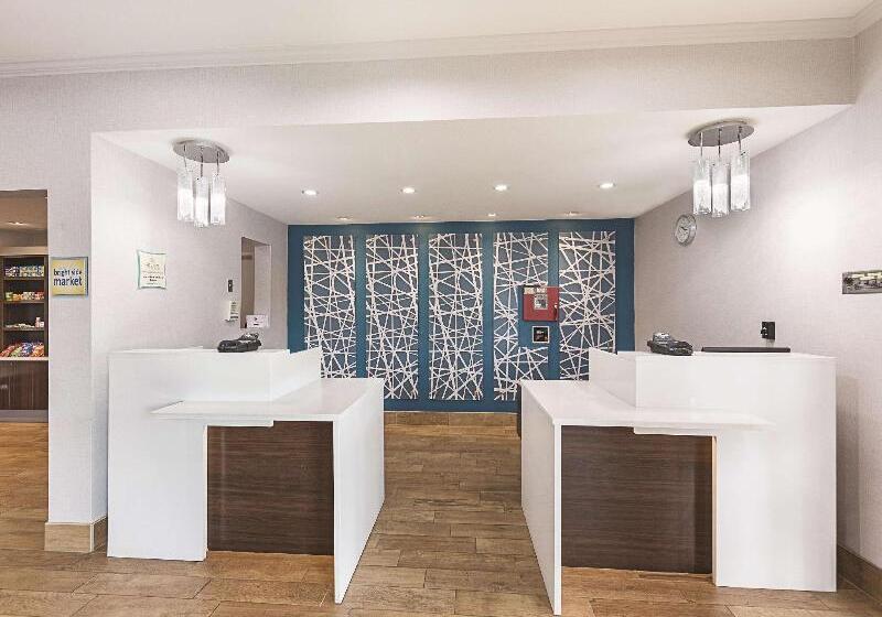 هتل La Quinta Inn & Suites By Wyndham Central Point  Medford