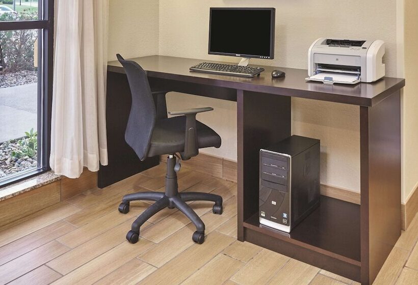 هتل La Quinta By Wyndham South Bend