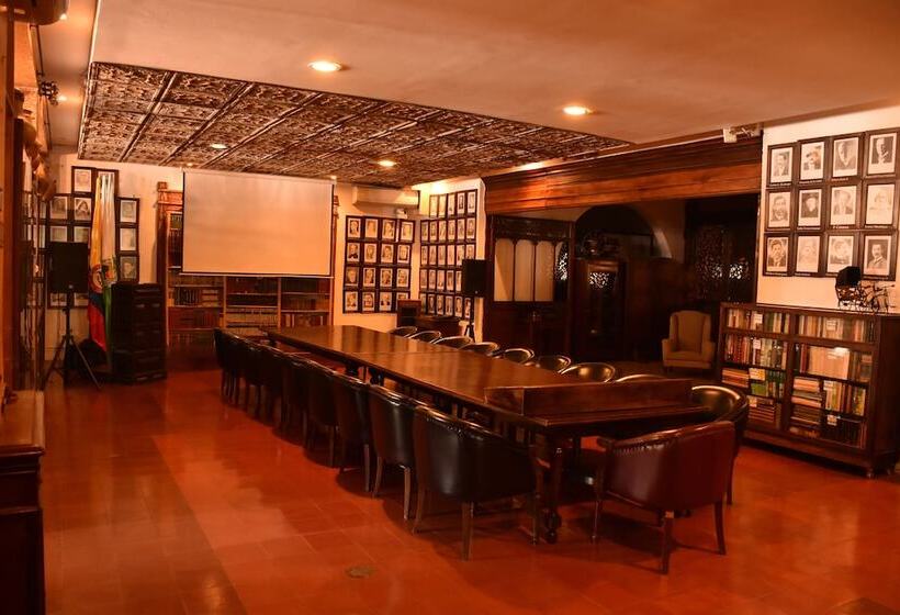 호텔 Mariscal Robledo