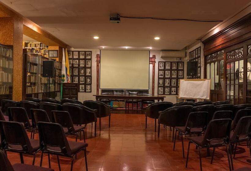 호텔 Mariscal Robledo