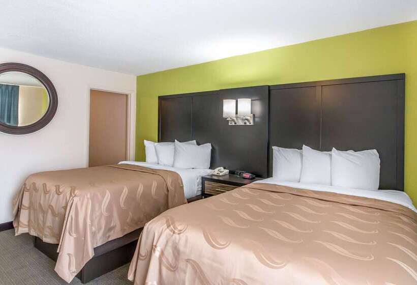 בית מלון כפרי Quality Inn Hinesville   Fort Stewart Area, Kitchenette Rooms   Pool   Guest Laundry