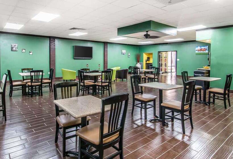 فندق Quality Inn Hinesville   Fort Stewart Area, Kitchenette Rooms   Pool   Guest Laundry