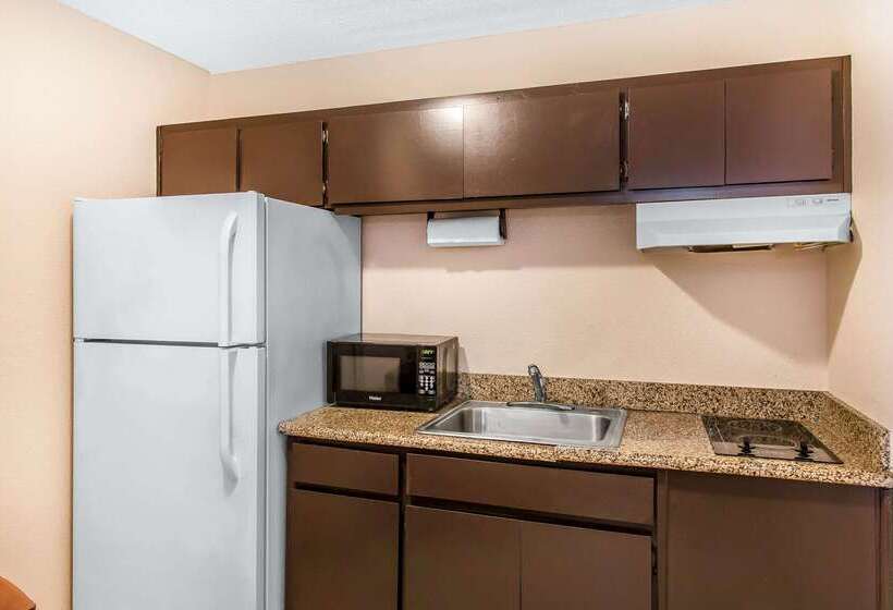 فندق Quality Inn Hinesville   Fort Stewart Area, Kitchenette Rooms   Pool   Guest Laundry