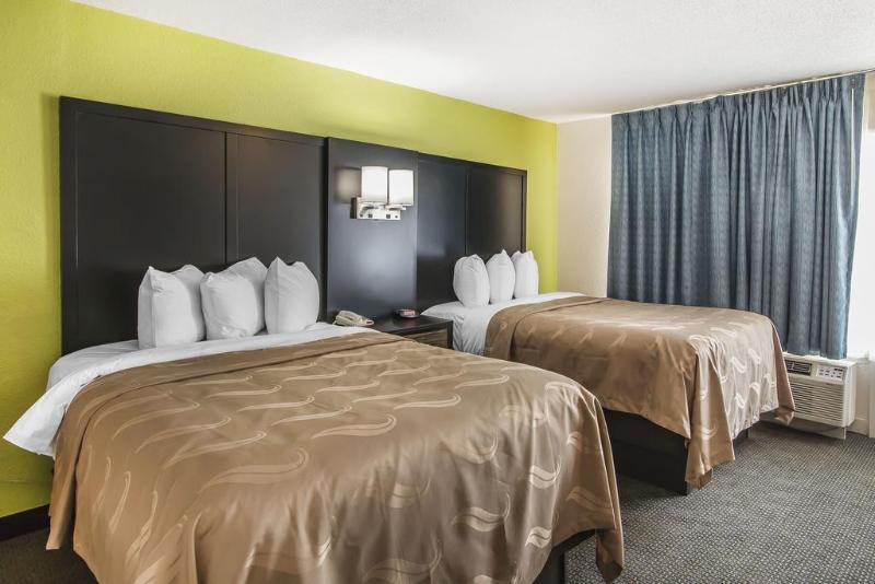 בית מלון כפרי Quality Inn Hinesville   Fort Stewart Area, Kitchenette Rooms   Pool   Guest Laundry