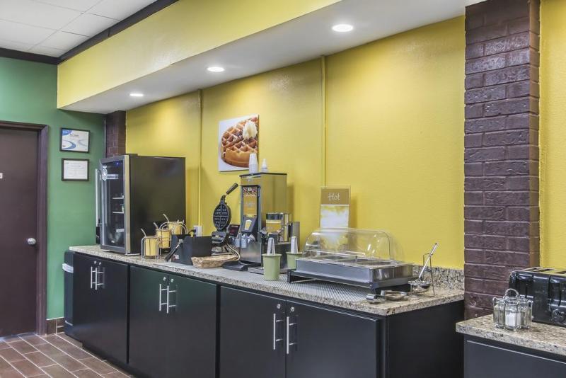 בית מלון כפרי Quality Inn Hinesville   Fort Stewart Area, Kitchenette Rooms   Pool   Guest Laundry