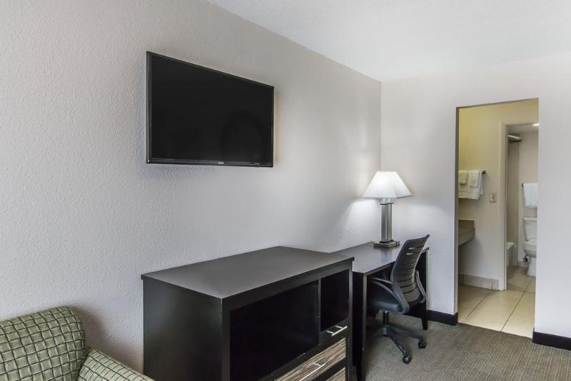 فندق Quality Inn Hinesville   Fort Stewart Area, Kitchenette Rooms   Pool   Guest Laundry