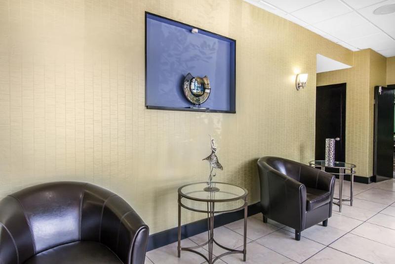 فندق Quality Inn Hinesville   Fort Stewart Area, Kitchenette Rooms   Pool   Guest Laundry