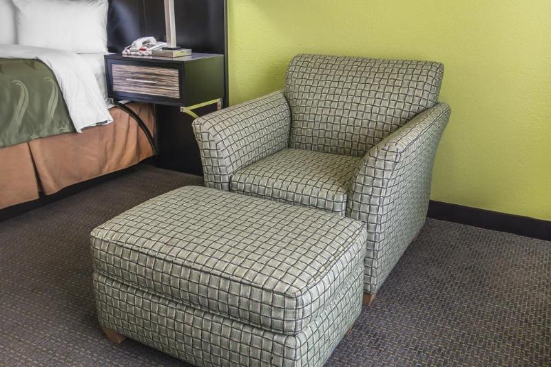 בית מלון כפרי Quality Inn Hinesville   Fort Stewart Area, Kitchenette Rooms   Pool   Guest Laundry