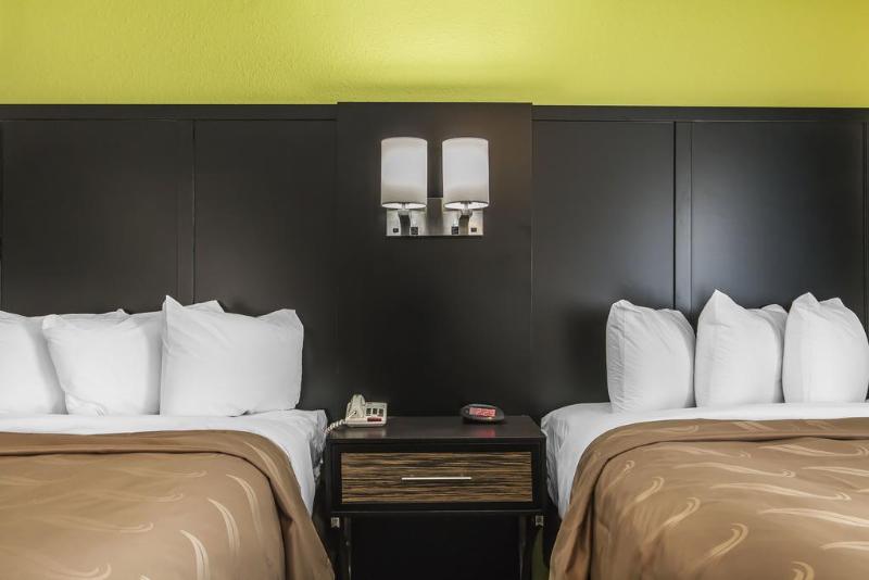 בית מלון כפרי Quality Inn Hinesville   Fort Stewart Area, Kitchenette Rooms   Pool   Guest Laundry