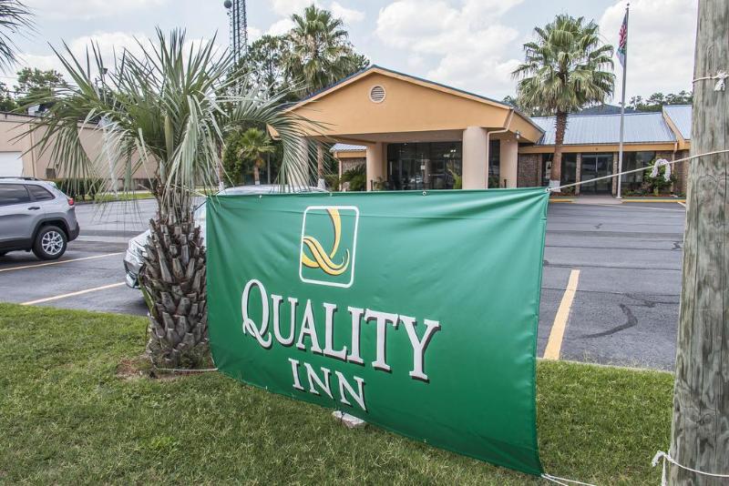 فندق Quality Inn Hinesville   Fort Stewart Area, Kitchenette Rooms   Pool   Guest Laundry