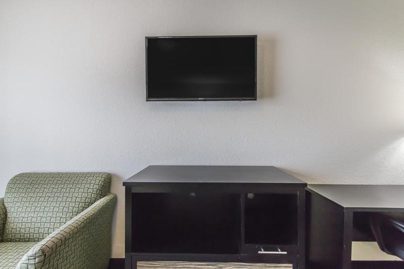 בית מלון כפרי Quality Inn Hinesville   Fort Stewart Area, Kitchenette Rooms   Pool   Guest Laundry