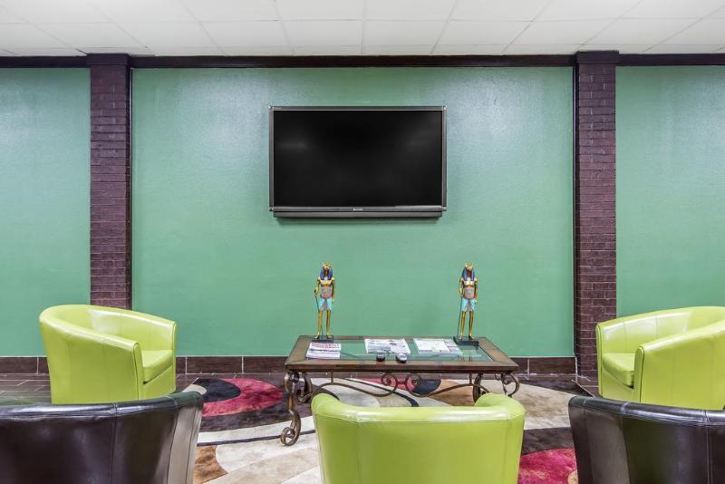 בית מלון כפרי Quality Inn Hinesville   Fort Stewart Area, Kitchenette Rooms   Pool   Guest Laundry