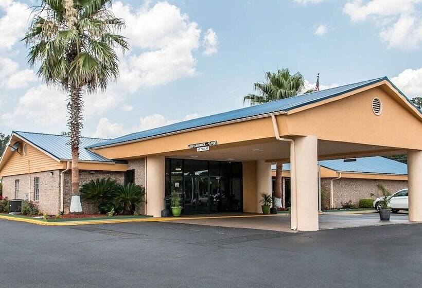 בית מלון כפרי Quality Inn Hinesville   Fort Stewart Area, Kitchenette Rooms   Pool   Guest Laundry