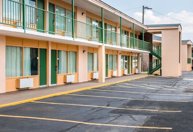 בית מלון כפרי Quality Inn Hinesville   Fort Stewart Area, Kitchenette Rooms   Pool   Guest Laundry