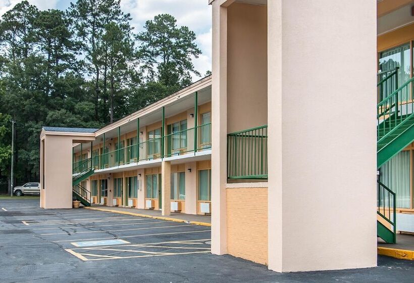 فندق Quality Inn Hinesville   Fort Stewart Area, Kitchenette Rooms   Pool   Guest Laundry