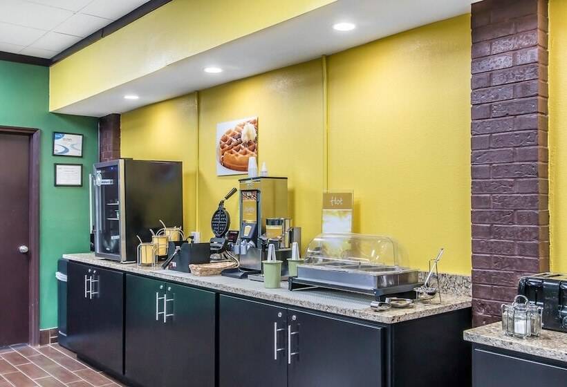 בית מלון כפרי Quality Inn Hinesville   Fort Stewart Area, Kitchenette Rooms   Pool   Guest Laundry