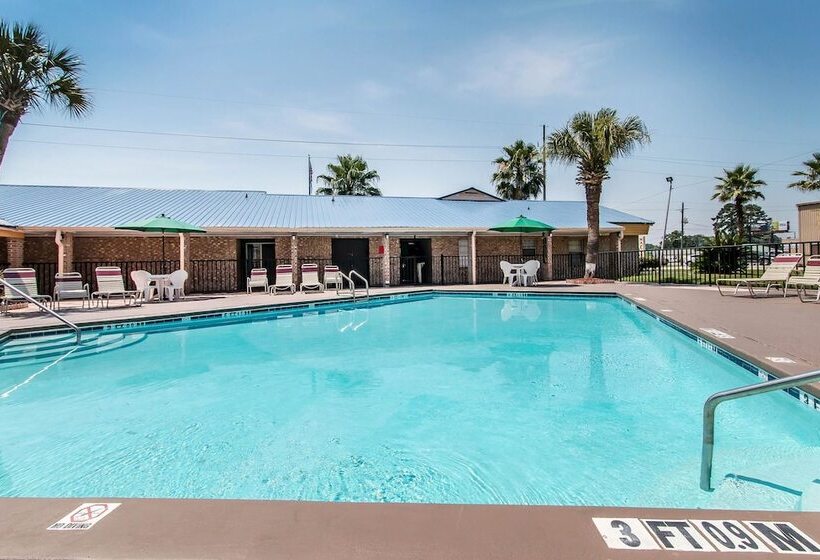 בית מלון כפרי Quality Inn Hinesville   Fort Stewart Area, Kitchenette Rooms   Pool   Guest Laundry