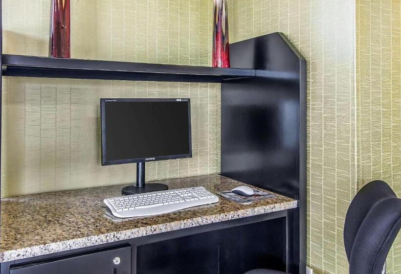 בית מלון כפרי Quality Inn Hinesville   Fort Stewart Area, Kitchenette Rooms   Pool   Guest Laundry