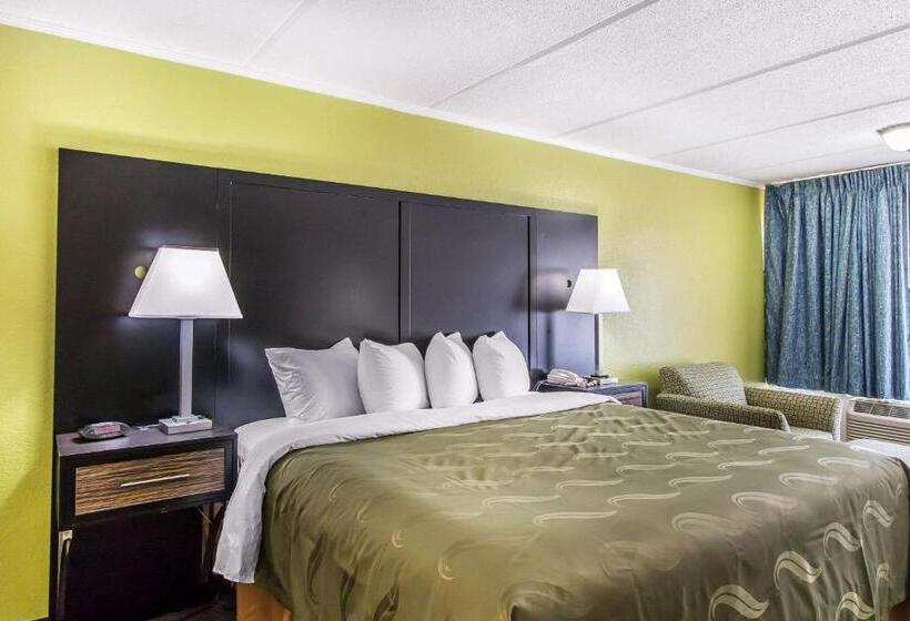 בית מלון כפרי Quality Inn Hinesville   Fort Stewart Area, Kitchenette Rooms   Pool   Guest Laundry