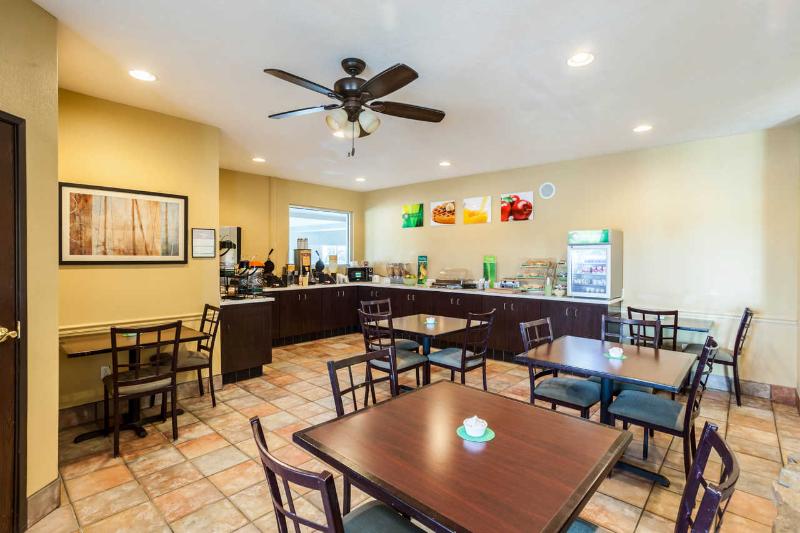 Отель Quality Inn & Suites