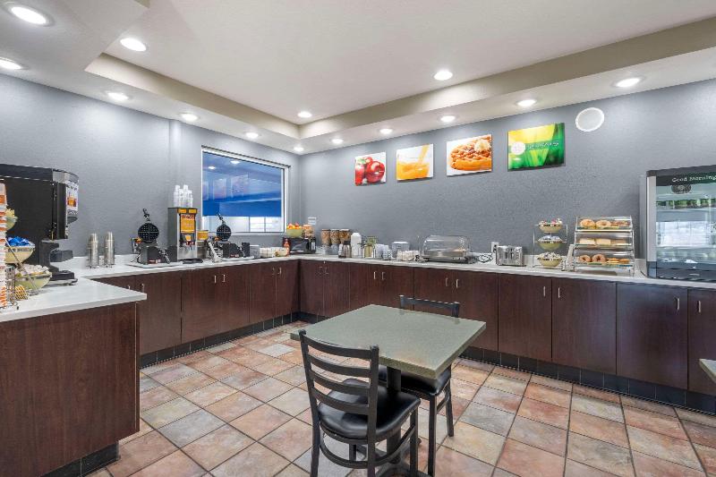 Отель Quality Inn & Suites