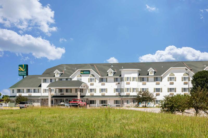 Отель Quality Inn & Suites