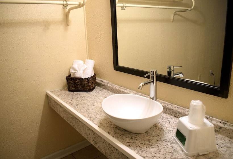 فندق Red Carpet Inn Battleboro