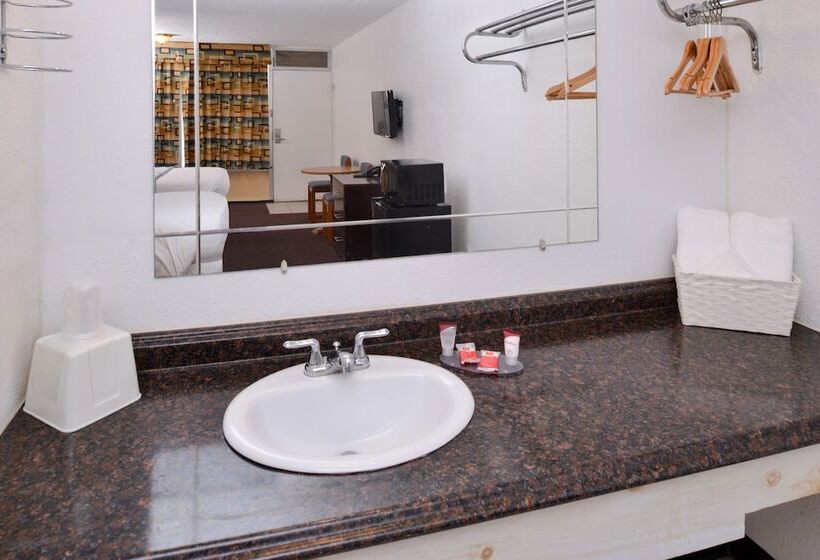 فندق Red Carpet Inn Battleboro