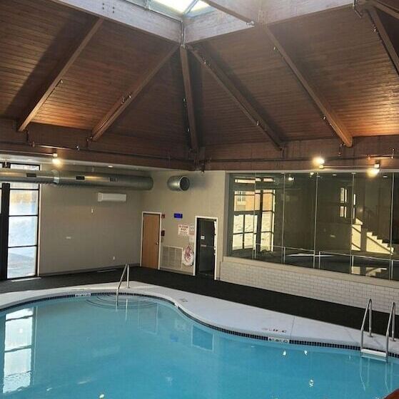 호텔 Red Fox Inn And Suites