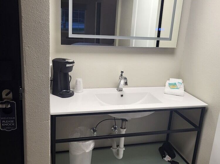 호텔 Red Fox Inn And Suites